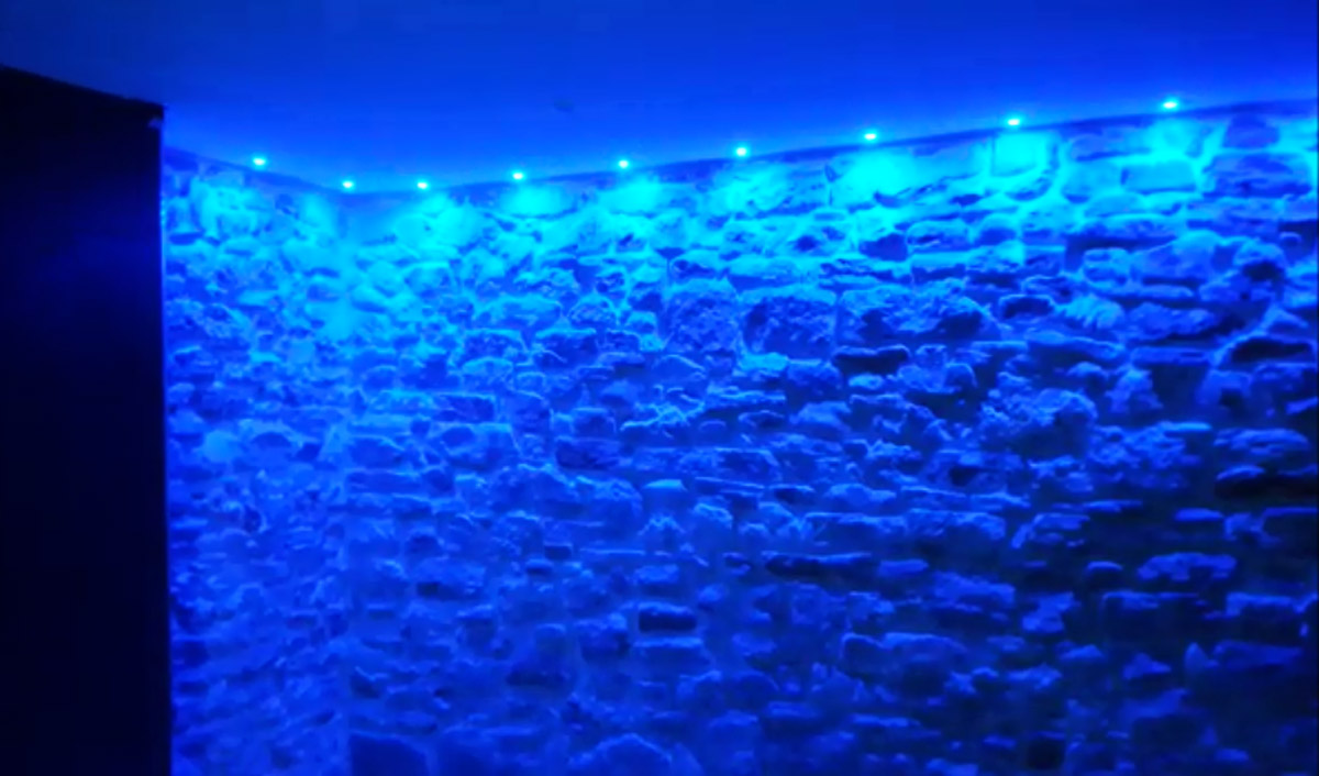 Dettagli Sistema di illuminazione a led RGB di una doccia di una villa in Francia.