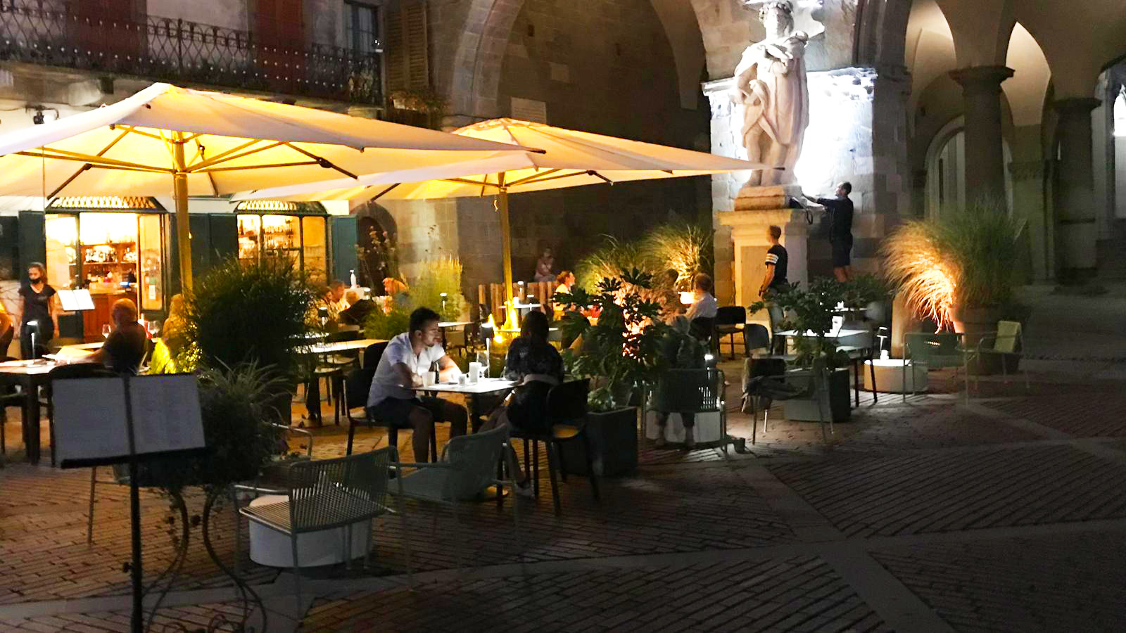Dettagli Come illuminare con un prodotto di design i tavoli di un Bar a Bergamo (BG)