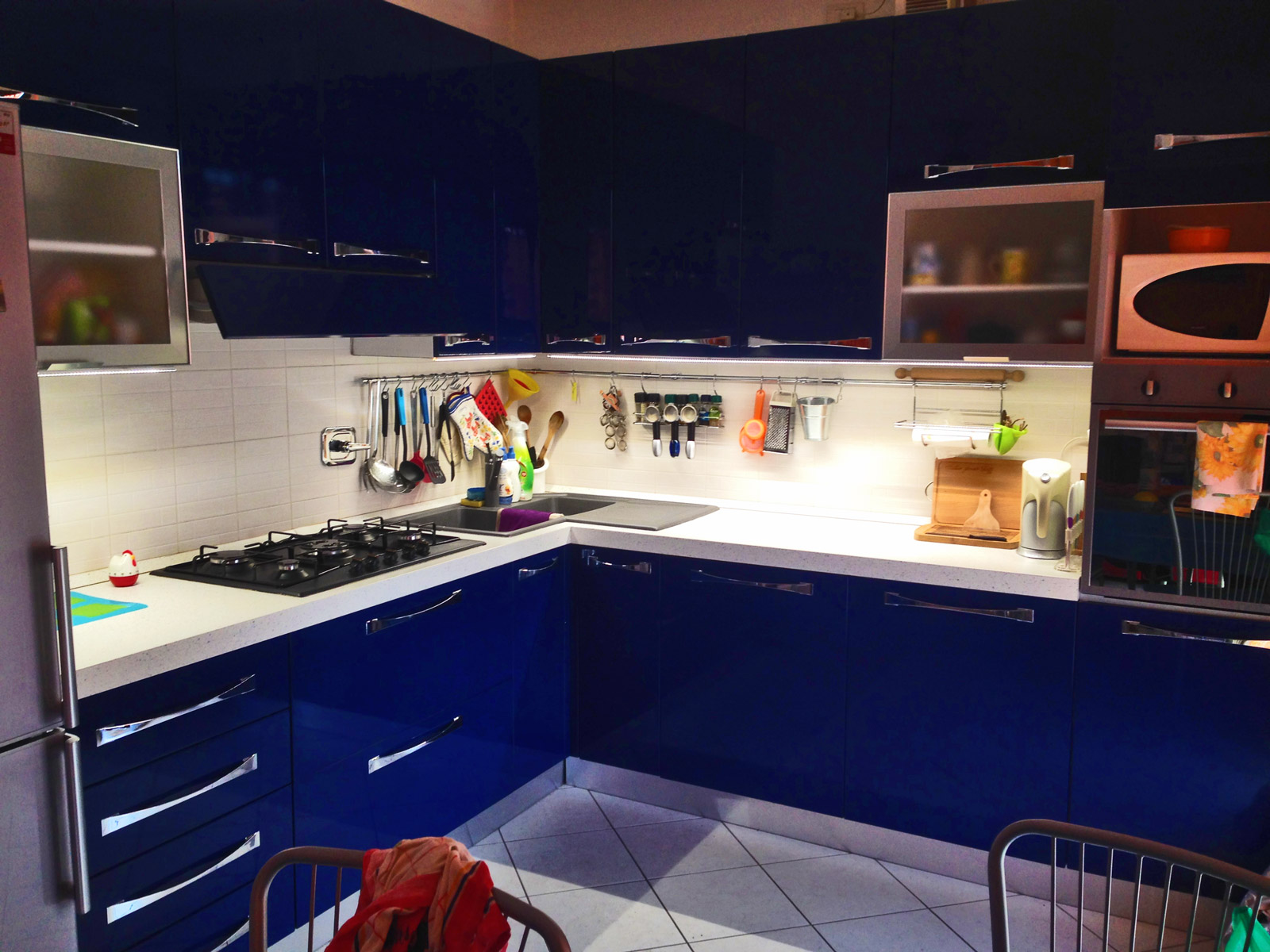 Dettagli Illuminazione con strisce a led di una cucina in un abitazione a Volvera (TO)