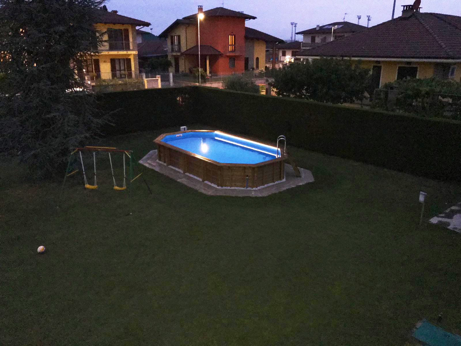 Dettagli Come illuminare una piscina fuori terra con una striscia a led a Roreto di Cherasco (CN)