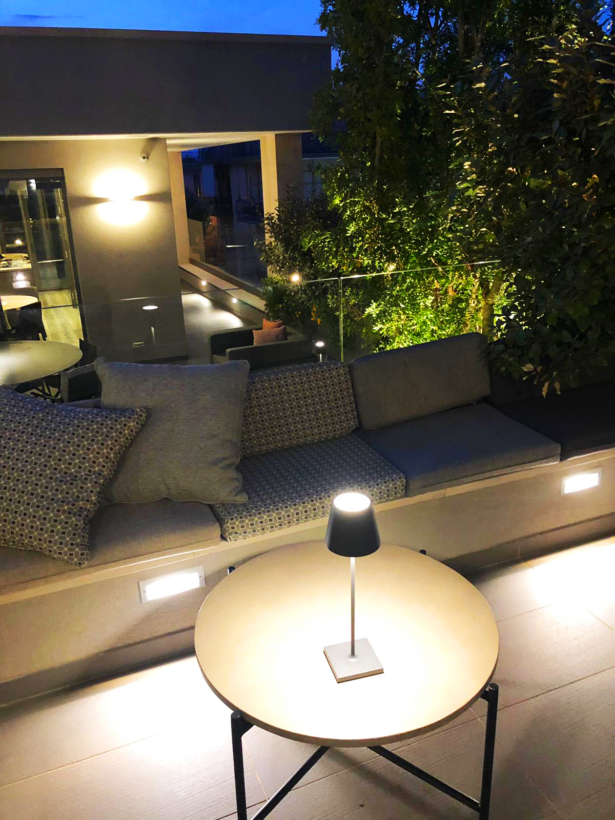 Dettagli Illuminazione area esterna in villa privata a Bari (BA)