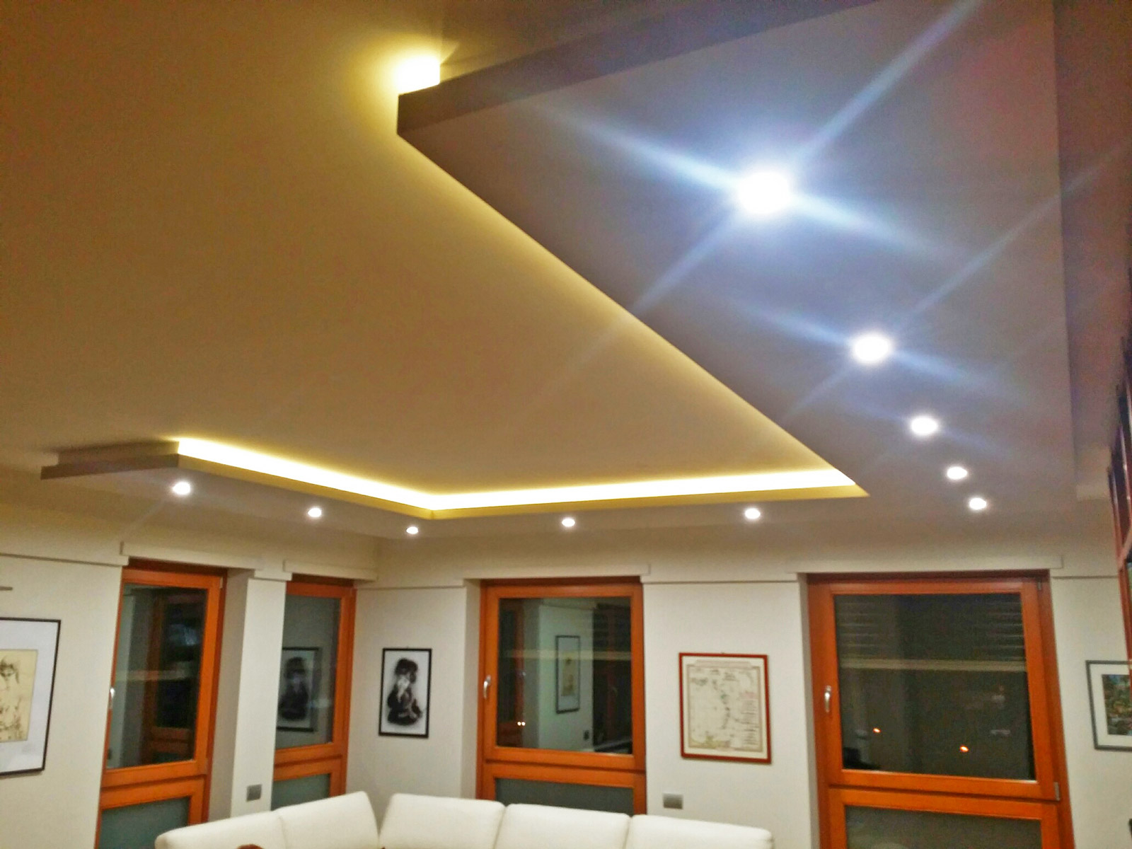 Dettagli Illuminazione con strisce a led e faretti di un abitazione privata a Bra (CN)